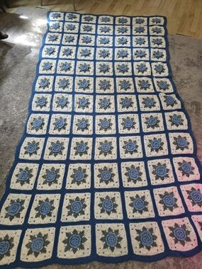 Large Vintage crochet blanket with raised flowers 100x56